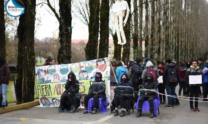 Estudiantes de la UACh bloquearon accesos al Campus Isla Teja