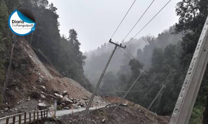 Lluvia generó socavón y cortó la ruta entre Coñaripe y Liquiñe