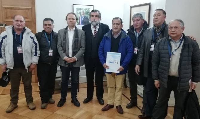 Ex mineros de Antilhue llegaron hasta la Moneda para iniciar trámite de “pensión de gracia”