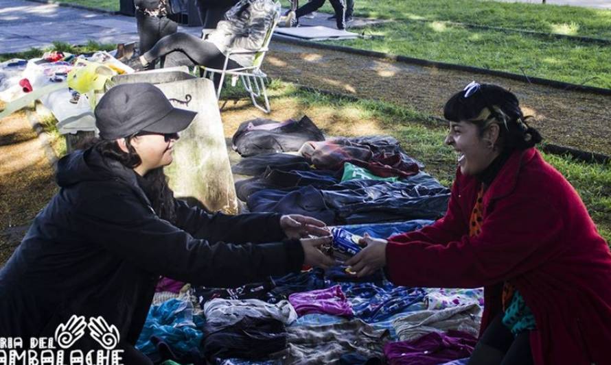 Jóvenes laguinos dieron vida a "1° Feria del Cambalache"