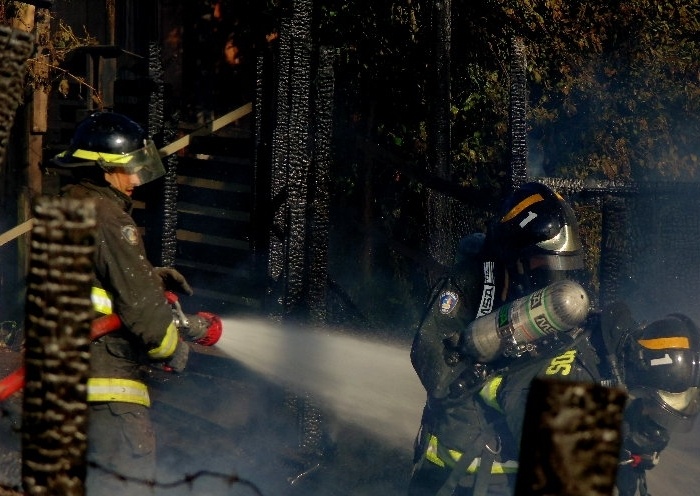 Incendio destruyó vivienda en sector cementerio de Los Lagos