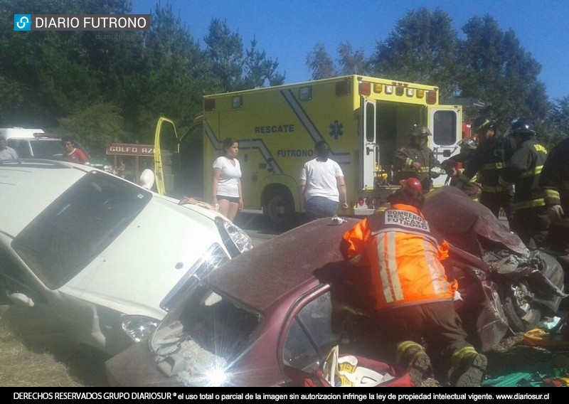 Dos vehículos cayeron a una zanja tras colisionar en el sector Golfo Azul en Futrono