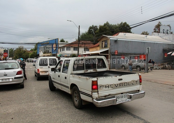 Colisión entre dos vehículos se produjo en sector céntrico de Los Lagos