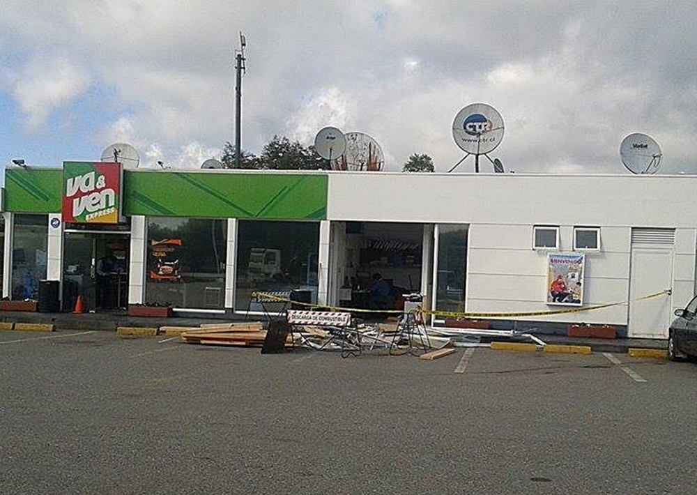 Delincuentes asaltan servicentro de carretera en Los Lagos