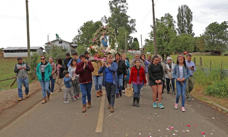 Devotos de Loncopán realizaron tradicional procesión de la Virgen María