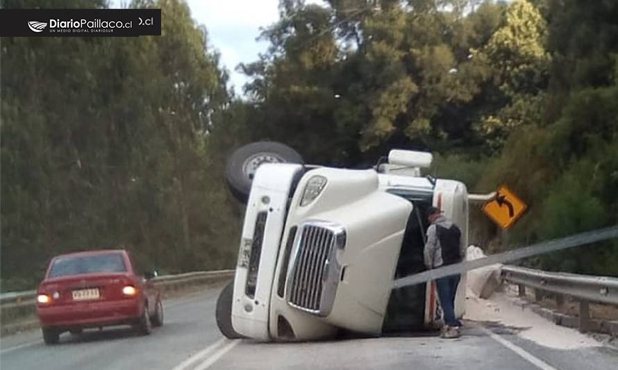 Camión que transportaba cal agrícola volcó en el sector Itropulli