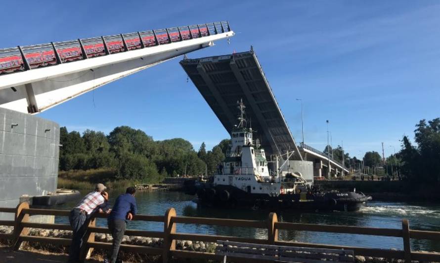 Cuatro embarcaciones pasaron durante séptima apertura programada del puente Cau Cau