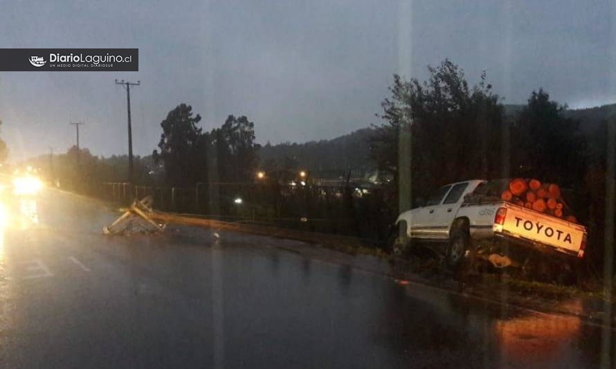 Camioneta derribó poste en ruta de acceso a Los Lagos