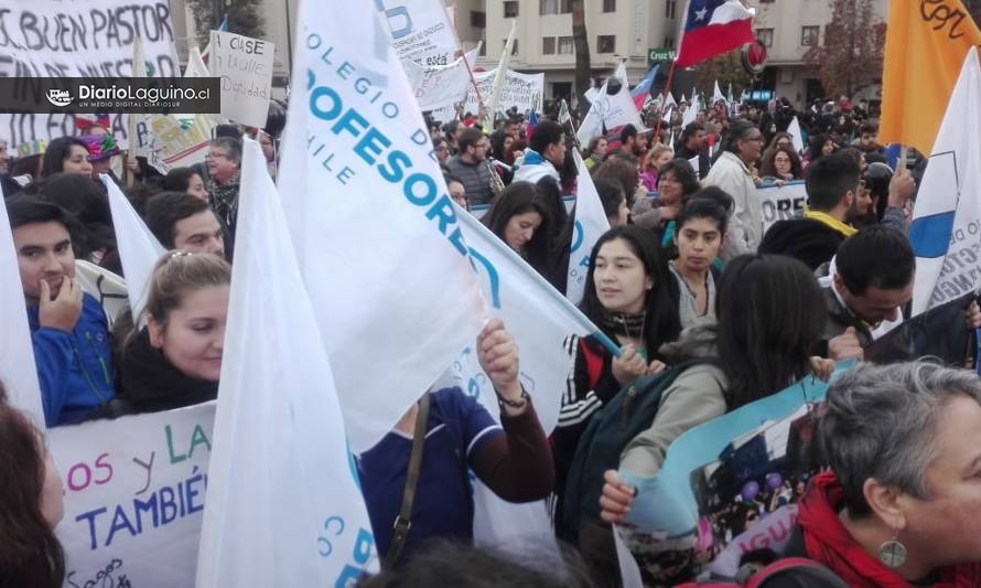 Docentes laguinos fueron parte de multitudinaria marcha realizada en Santiago