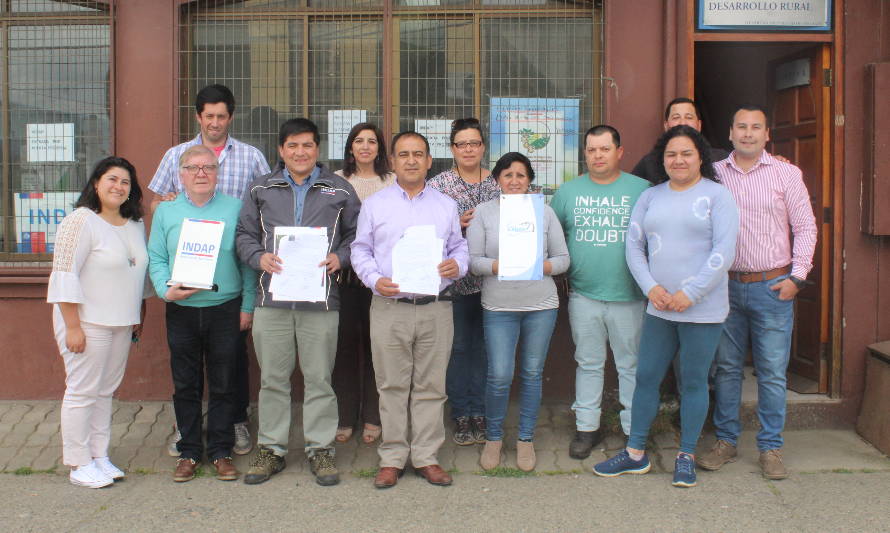 Municipio de Los Lagos firma convenio con INDAP para mejorar atención a agricultores 