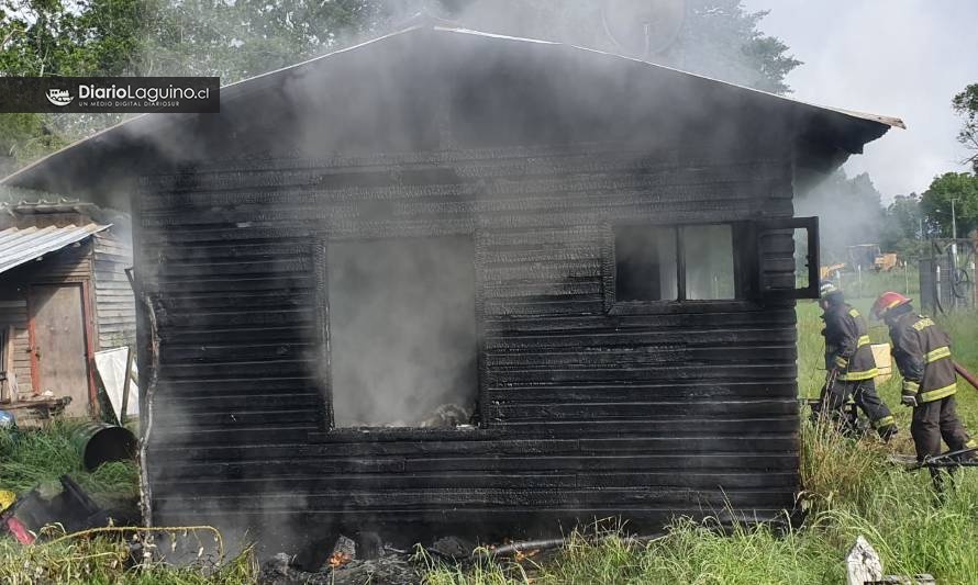 Incendio destruyó vivienda en sector rural de Los Lagos