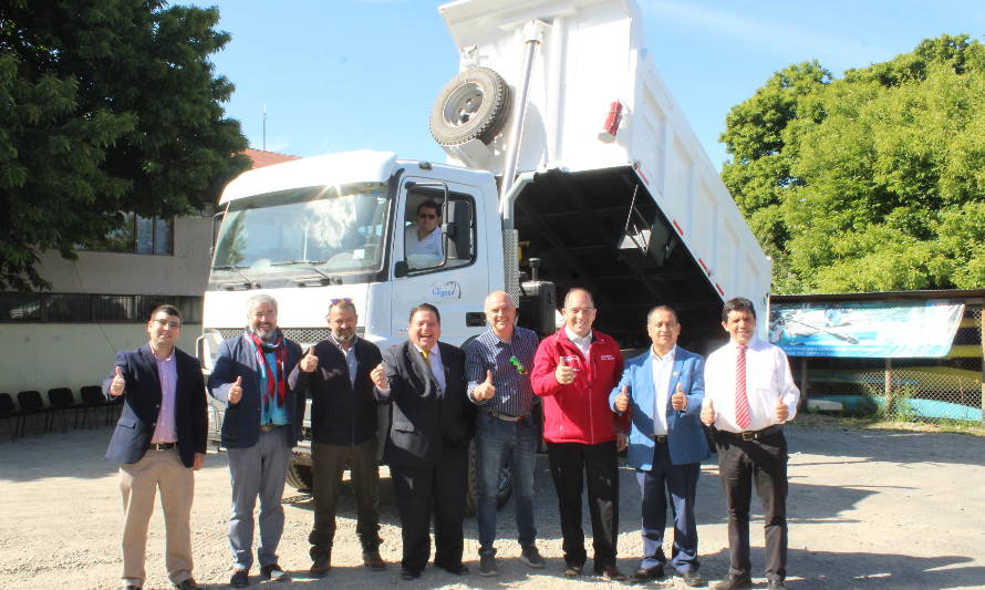 Municipio de Los Lagos recibió moderno camión tolva 