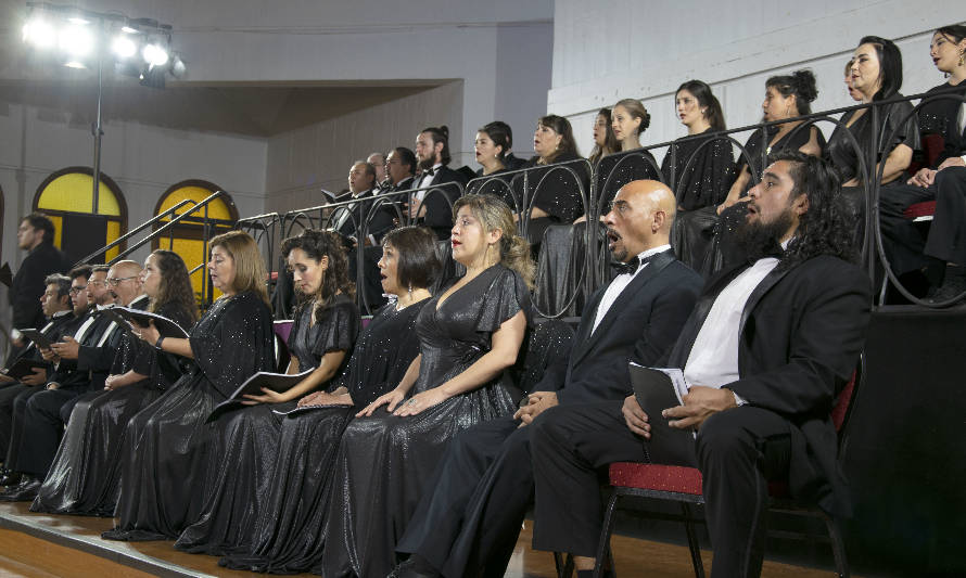 Voces del Coro Municipal de Santiago deleitó a laguinos