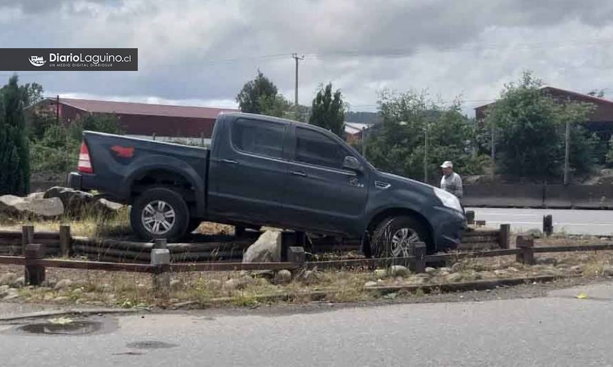 Camioneta quedó sobre plaza en acceso norte de Los Lagos