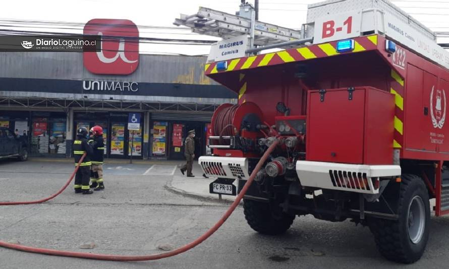 Bomberos trabaja en determinar origen de olor a gas en Unimarc Express de Los Lagos