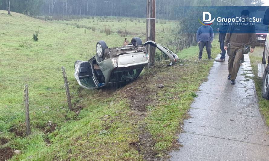 Vehículo volcó de campana en acceso a Los Lagos