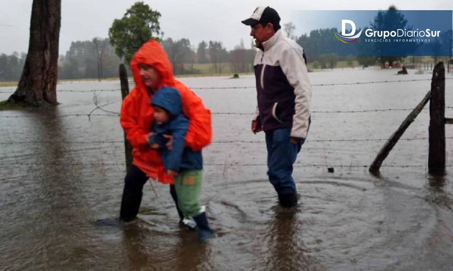 Familia reclama por inundación producto de trabajos en camino del sector