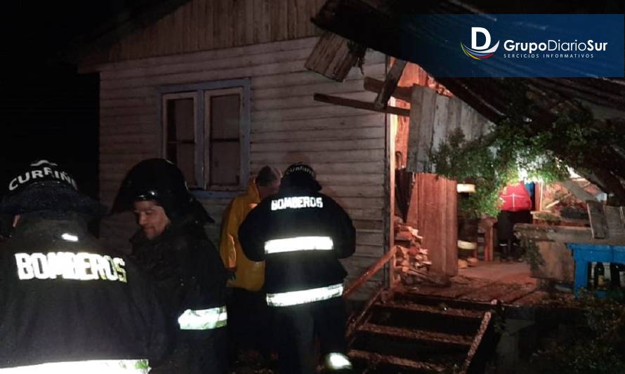 Futrono: Bomberos de Curriñe acudieron a emergencia por caída de árbol