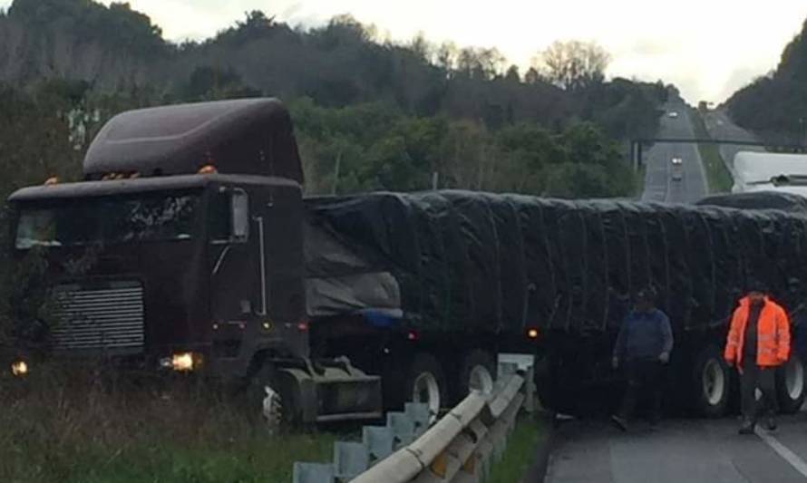Río Bueno: Camión descarrilado en ruta 5 fue retirado por particulares