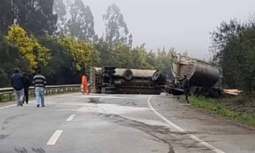 Mariquina: Camión volcado en ruta 5 causa corte de tránsito