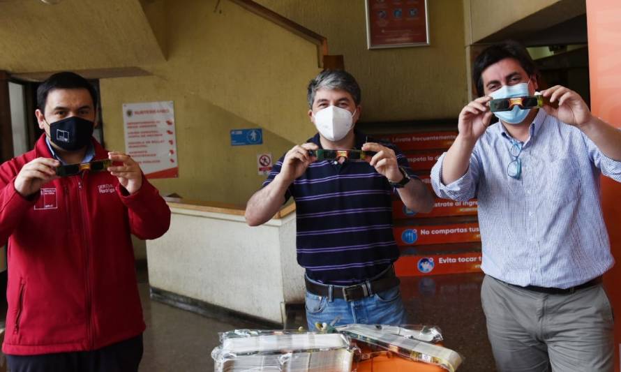 Intendente (s) Cancino entregó 100 mil lentes para ver el eclipse