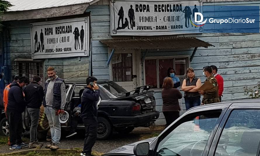 Colisión vehicular en Los Lagos dejó daños a la propiedad privada