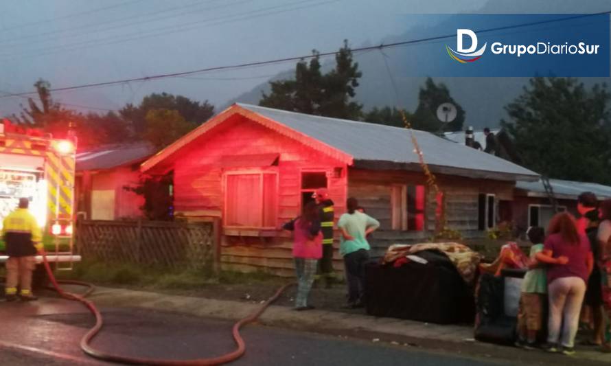 Vecinos ayudaron a controlar incendio en Llifén