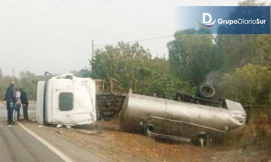 Los Lagos: Alarma por camión volcado en sector Quinchilca