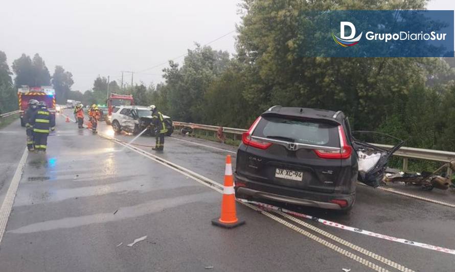 Colisión frontal en ruta Valdivia-Mariquina deja al menos 4 lesionados