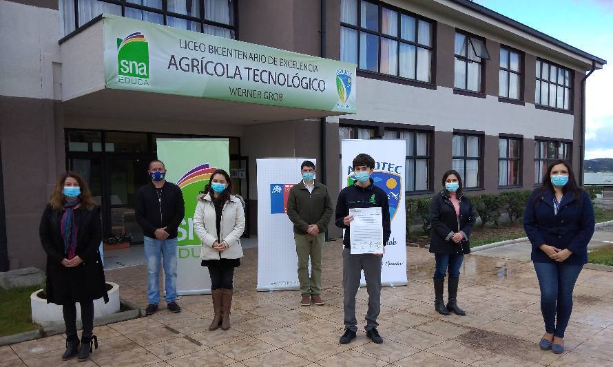 Liceo Werner Grob de La Unión firmó el 1er Compromiso Bicentenario de 2021 