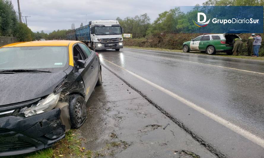 Colisión entre camioneta y taxi se produjo en sector La Curva