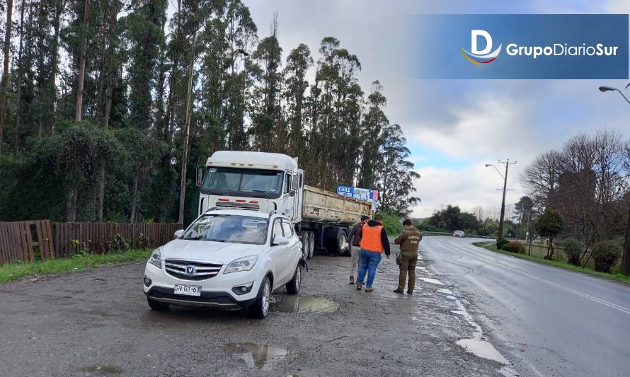 Camión y vehículo menor colisionaron por alcance en Los Lagos