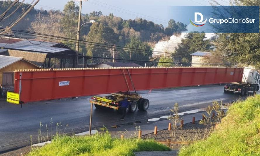 Vigas para del nuevo puente Ciruelos-San Pedro pasaron por el centro de Los Lagos