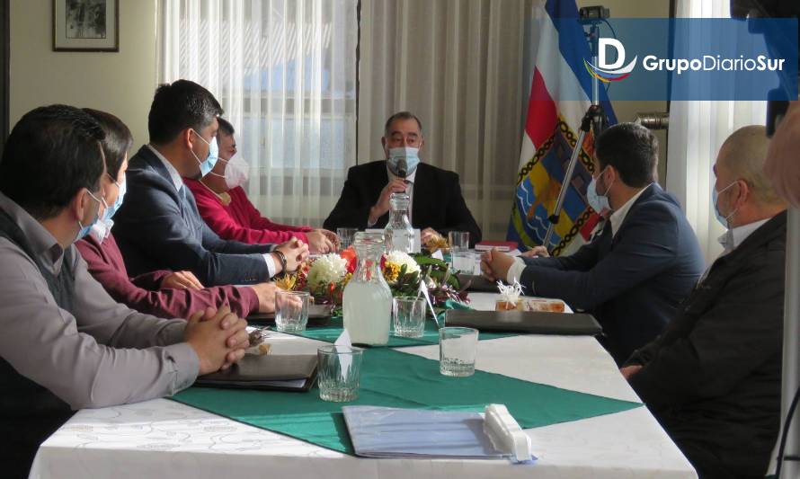 Cambio de mando en Corral: Alcalde Hernández 
presidió primer Concejo Municipal