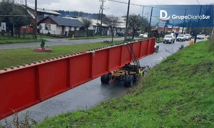 Continúan llegando vigas para construcción de puente Ciruelos 