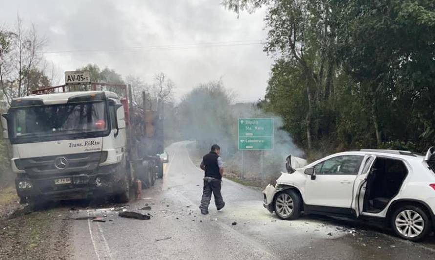 Ruta interrumpida en Mariquina por colisión entre un camión y vehículo menor 