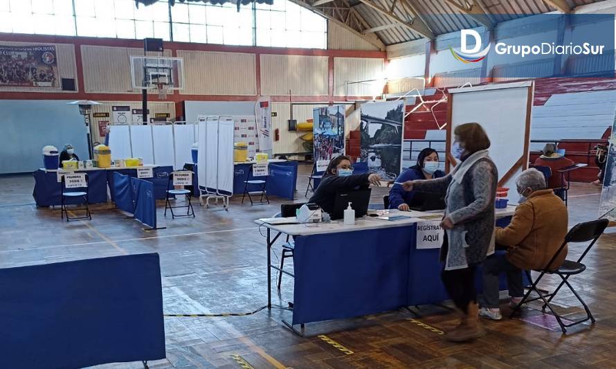 En el gimnasio municipal de Los Lagos se inició vacunación con tercera dosis