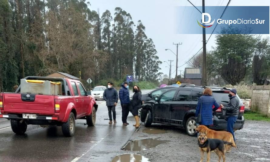 Choque de dos vehículos cerca de cementerio de Los Lagos