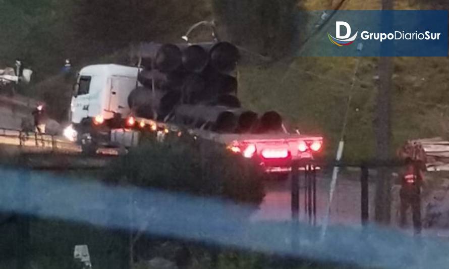 Camión derribó poste de alumbrado público en Los Lagos