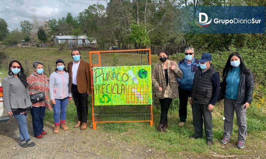 Municipio de Los Lagos fomenta el reciclaje: Instalan dispositivo para botellas desechables en Puñaco