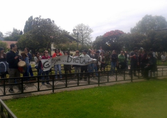 Trabajadores del Centro de Salud Familiar de Los Lagos marcharon por la comuna 