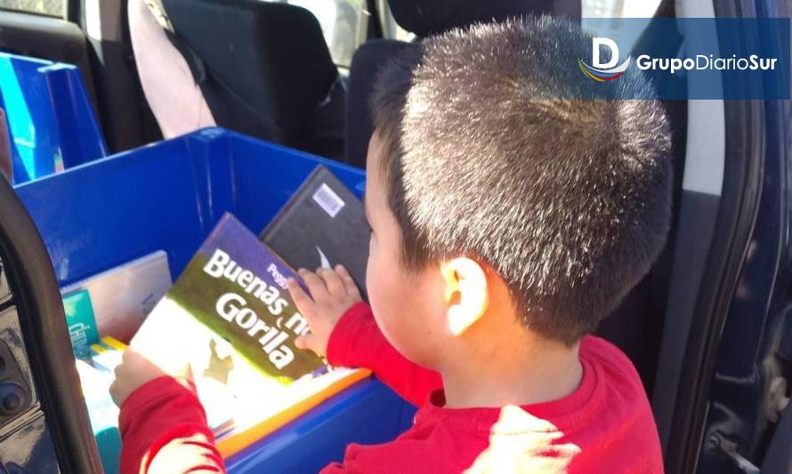 “Bolsita viajera” distribuye libros a domicilio a niños de Máfil y Los Lagos