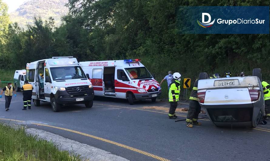 Dos personas lesionadas deja accidente en cuesta de Lago Ranco
