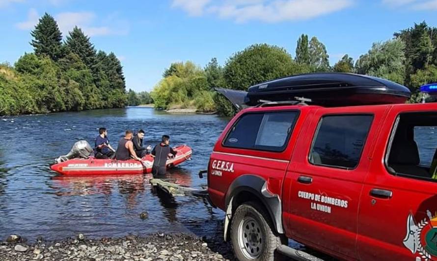 Rescatan a dos personas en Río Pilmaiquen