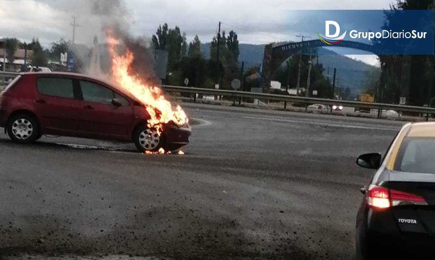 Bomberos controló emergencia por auto que se incendió en Paillaco