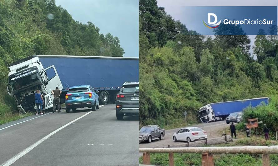 Camión semi volcado en acceso a puente en Los Lagos