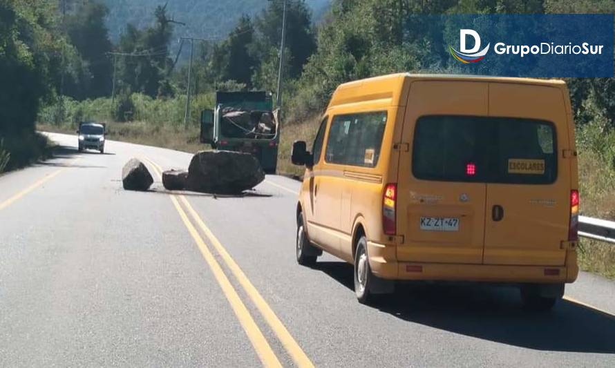 Conductores reportaron peligrosas rocas en medio de la ruta Futrono-Llifén