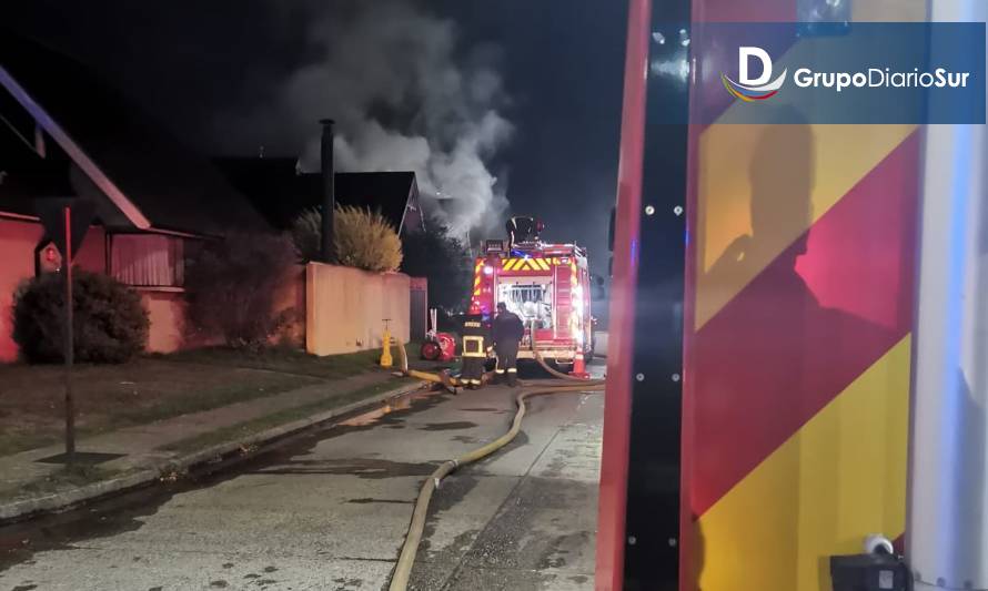 Cinco personas damnificadas: Incendio afectó vivienda en sector Isla Teja