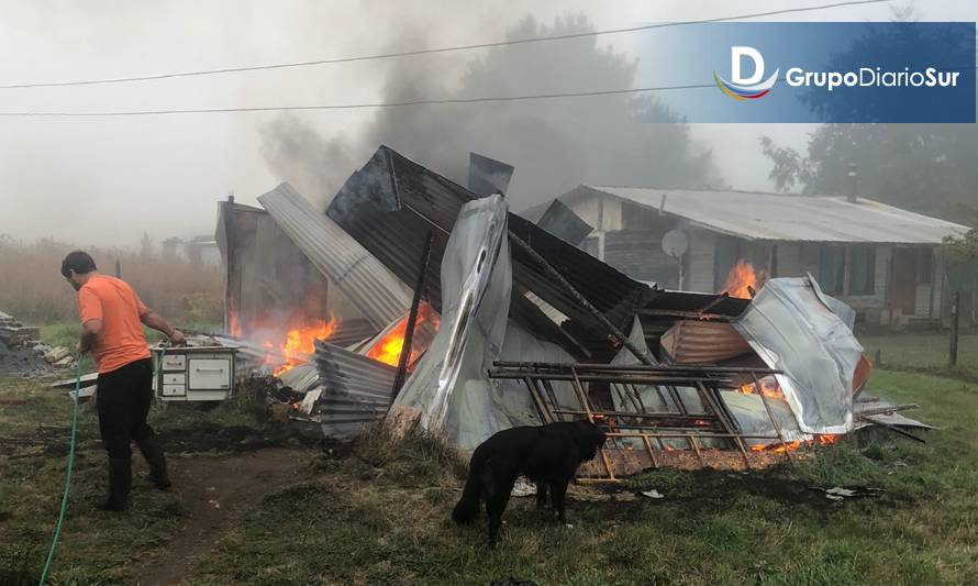 Incendio destruyó bodega en sector rural de Los Lagos