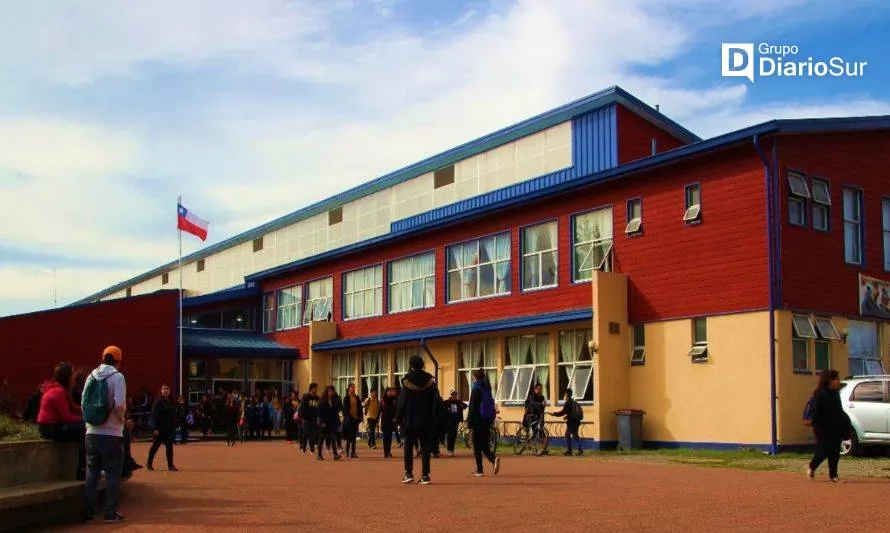 Registran pelea de estudiantes al interior de liceo de Paillaco
